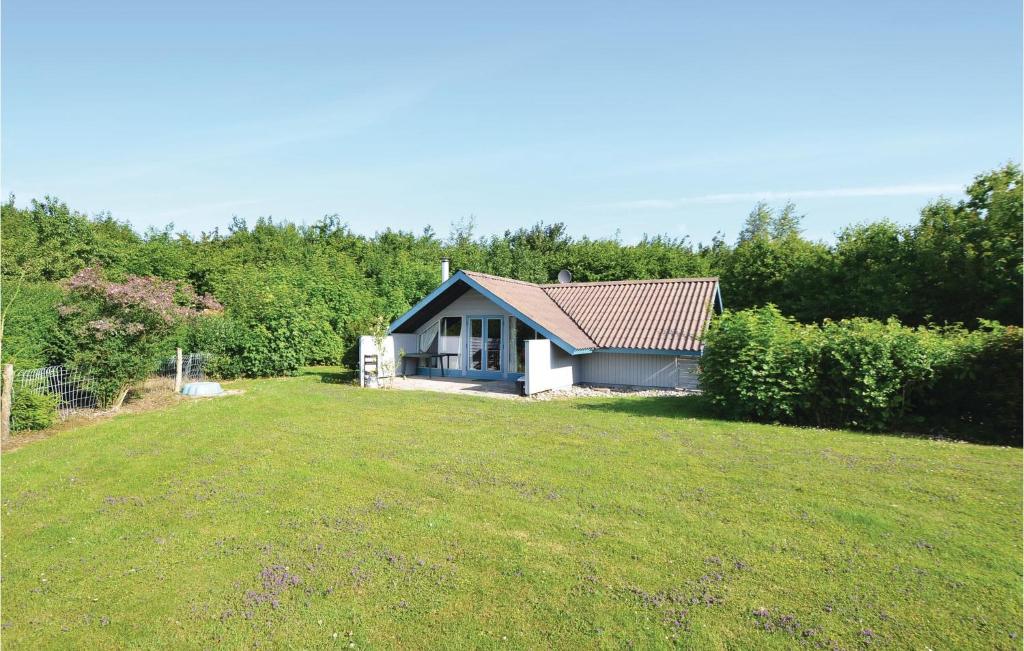 una pequeña casa en un campo con un patio en Gorgeous Home In Sydals With Wifi, en Skovbyballe