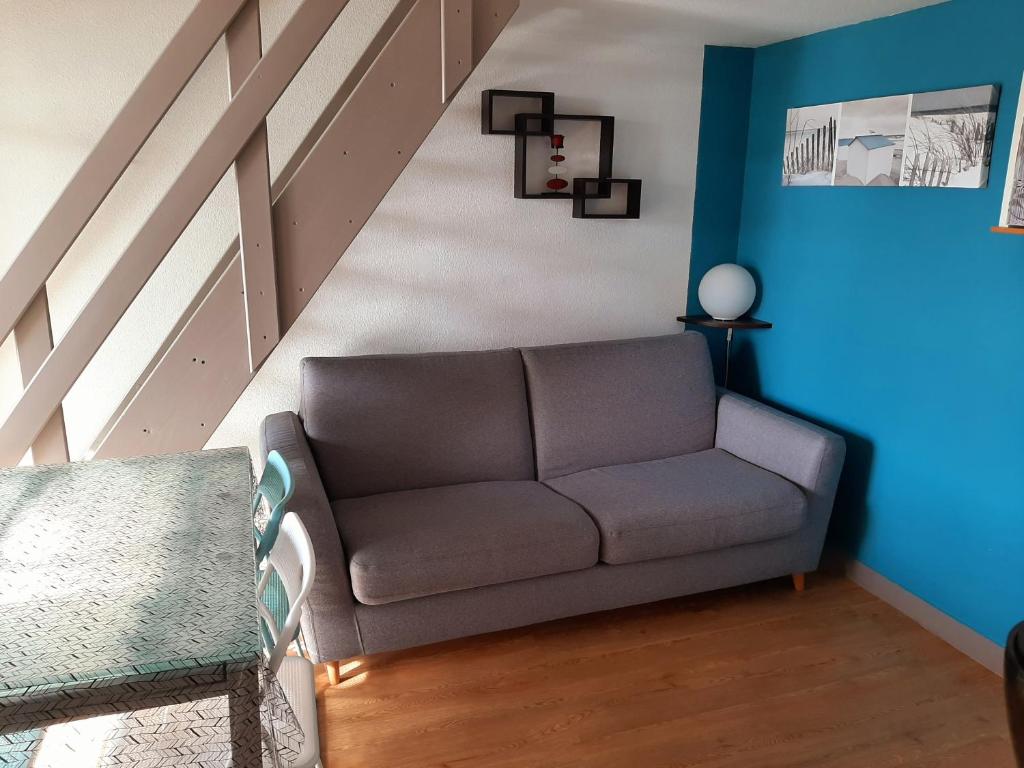 - un salon avec un canapé et un escalier dans l'établissement AU BORD DE MER, à Narbonne