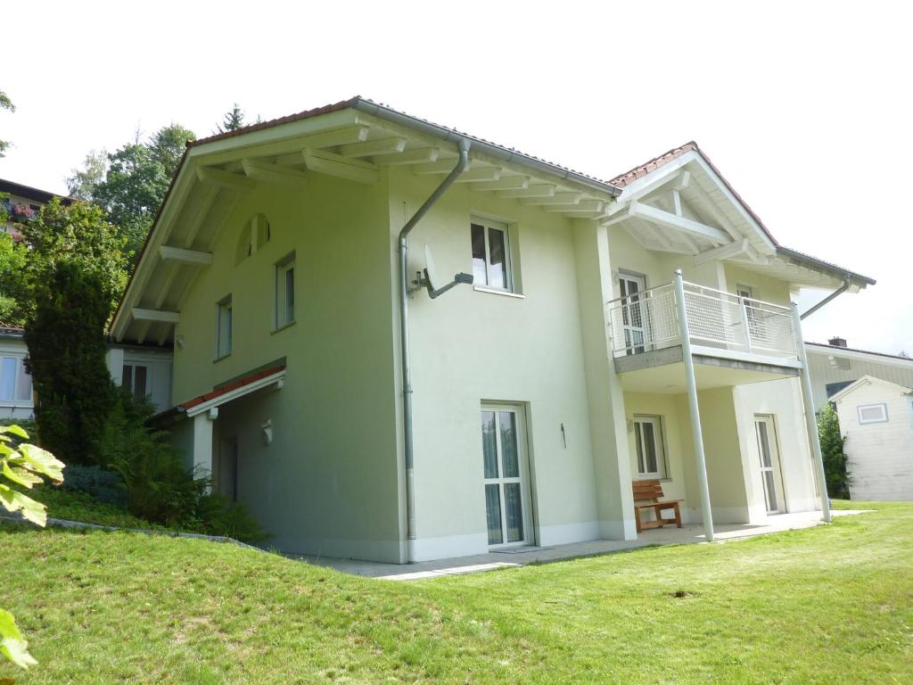 duży biały dom z trawnikiem w obiekcie Ferienhaus Feist w mieście Bodenmais
