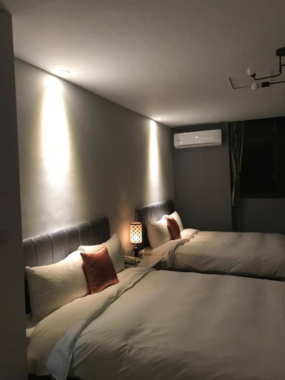 Postel nebo postele na pokoji v ubytování Sun Moon Lake Loft Inn