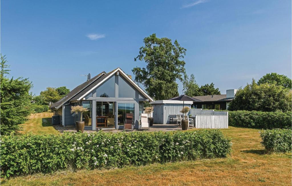 a house with a conservatory in a yard at Lovely Home In Svendborg With House Sea View in Svendborg