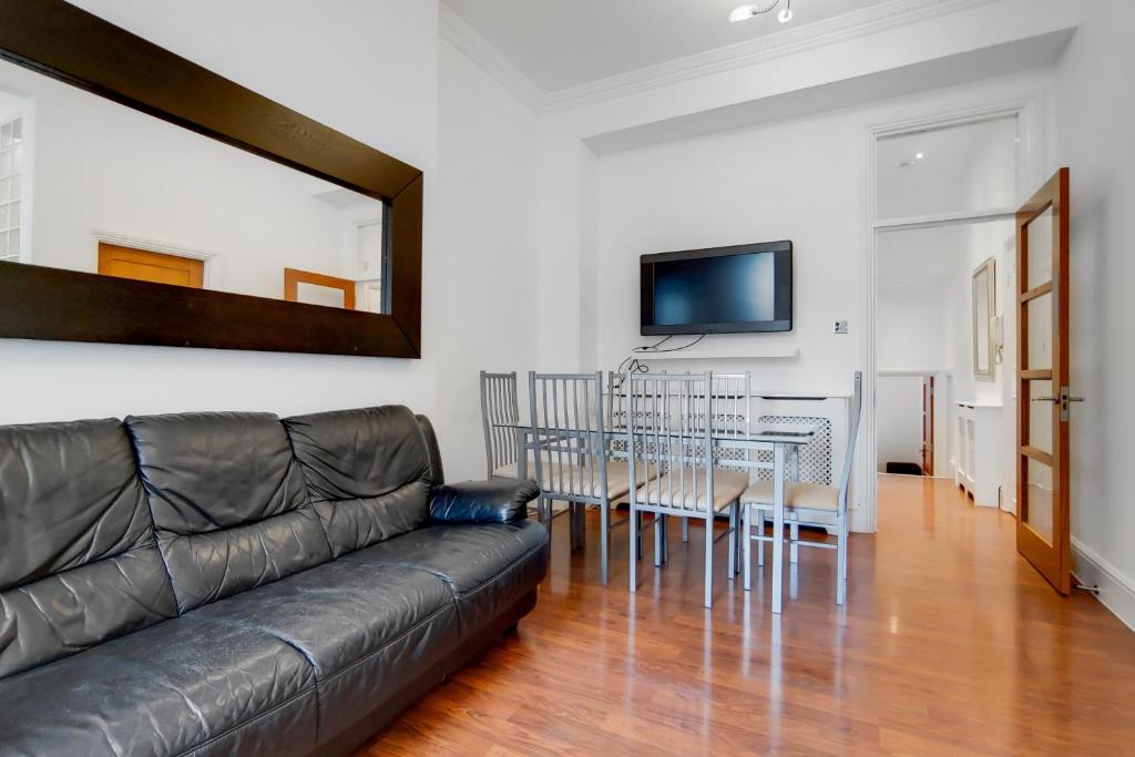 Beautiful Mid-Terraced 2-Bed Queensway Apartment