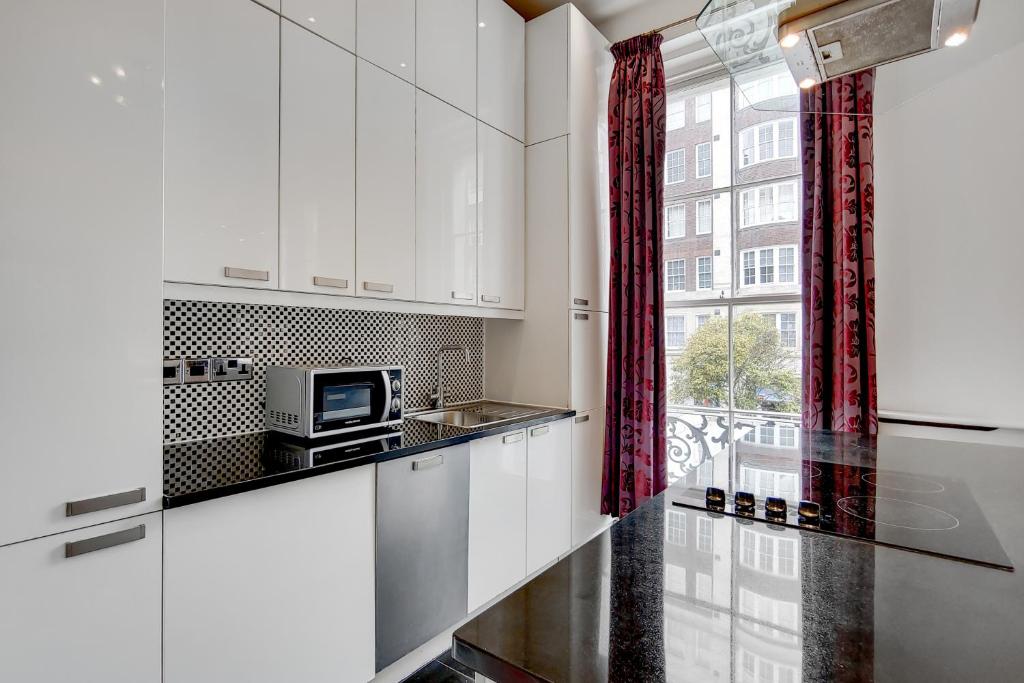 Beautiful Mid-Terraced 2-Bed Queensway Apartment