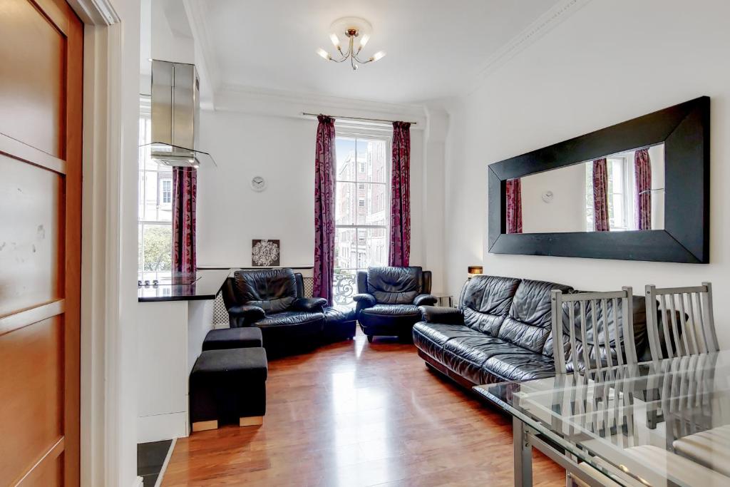 Beautiful Mid-Terraced 2-Bed Queensway Apartment