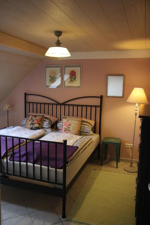 ein Schlafzimmer mit einem Bett mit Kissen darauf in der Unterkunft Romantische Ferienwohnung Rheingold 50 qm für 2 bis 4 P in Bacharach