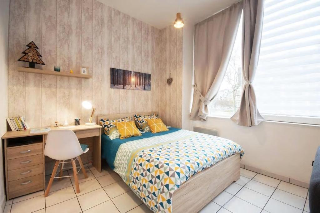 サン・ブリューにあるAppart'Confort - Le Scandi-Cosyのベッドルーム1室(ベッド1台、デスク、窓付)