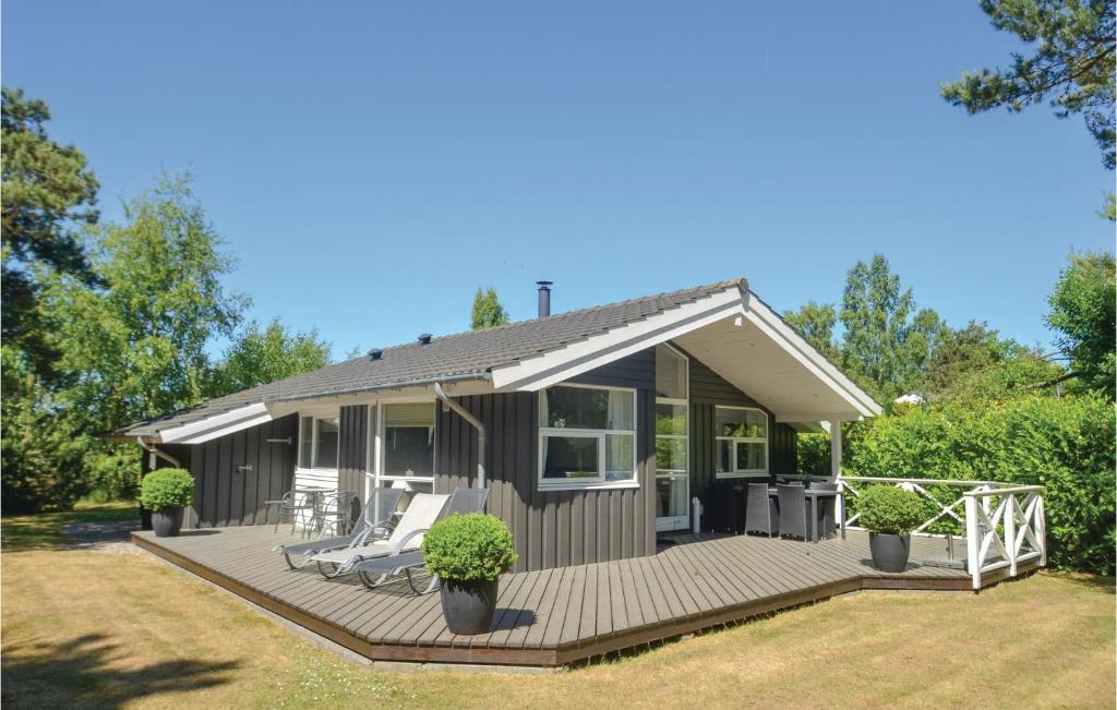 Bøtø ByにあるBeautiful Home In Vggerlse With 3 Bedrooms, Sauna And Wifiの小さな家(デッキ、椅子付)