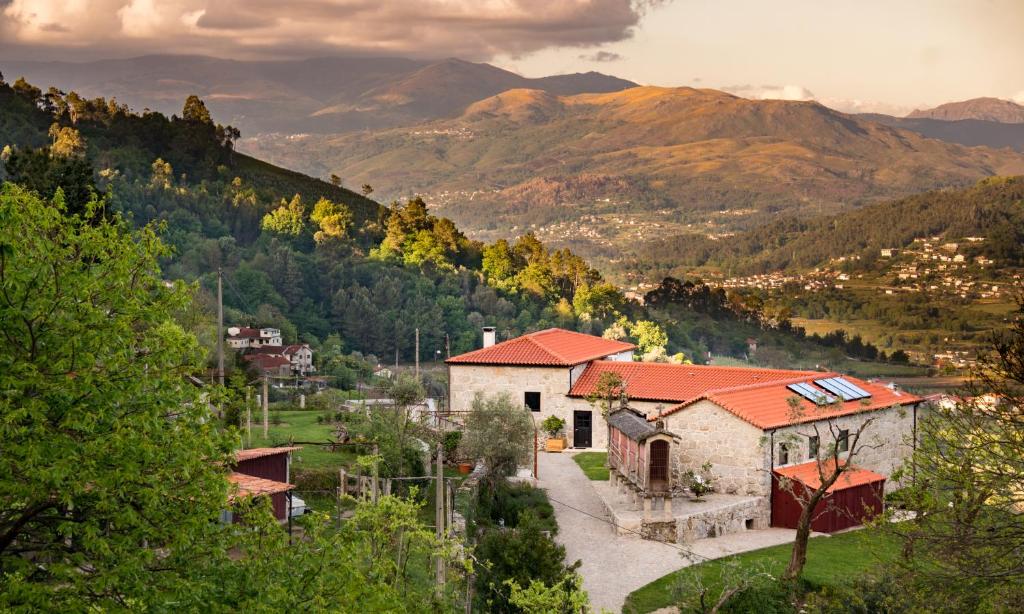 een klein dorpje in een vallei met bergen op de achtergrond bij Quinta Olivia in Ponte da Barca