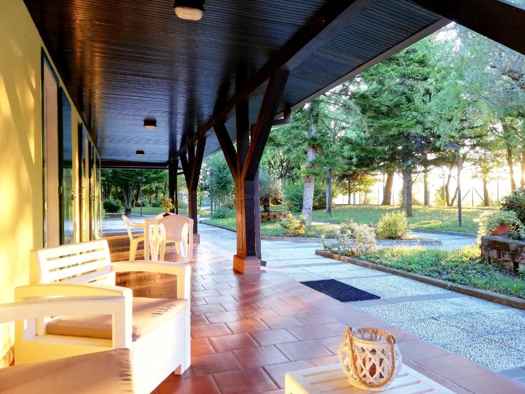 z otwartej werandy z widokiem na ogród w obiekcie B&B Villa dei Cigni Reali w mieście Carpi