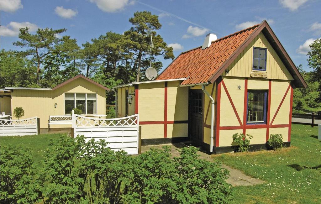 LangedebyにあるGodt Nokの白柵の小さな黄色と赤の家