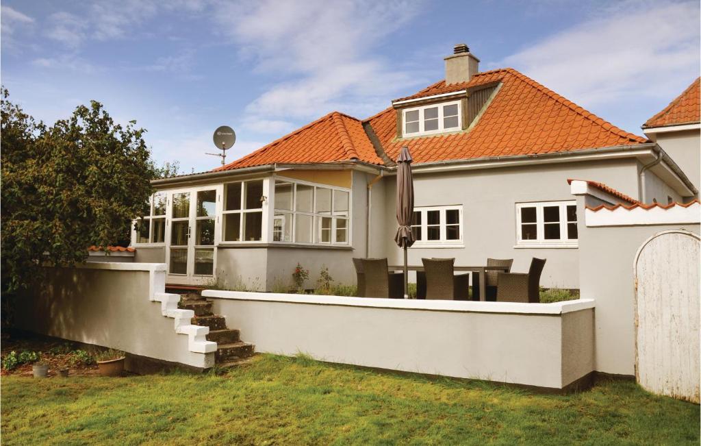 オテルプにあるAwesome Home In Otterup With 2 Bedrooms And Wifiのオレンジ色の屋根の白い家