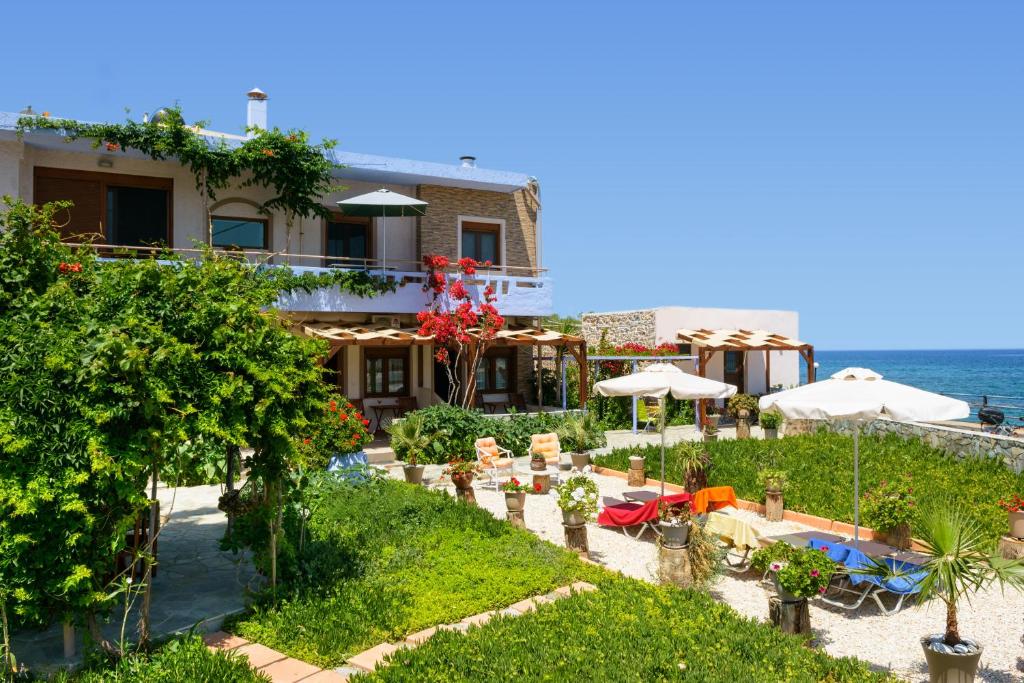 hotel z patio i oceanem w tle w obiekcie BEACH HOUSE w mieście Milatos