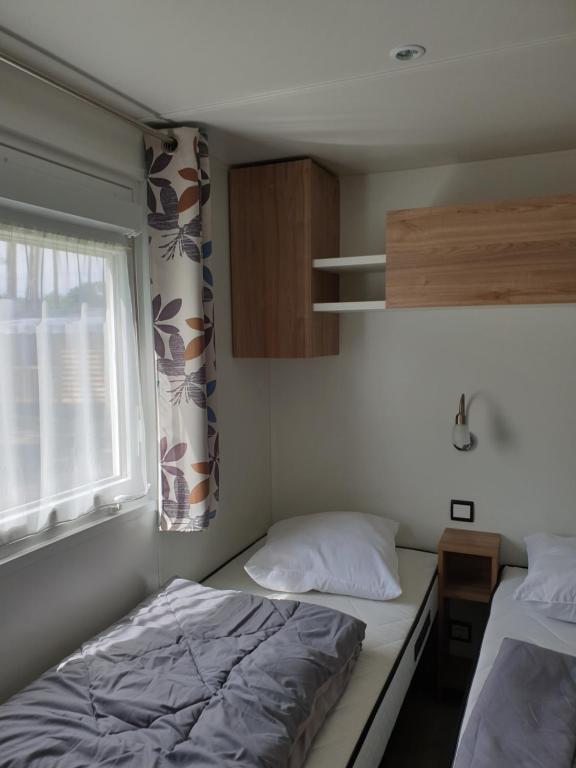 Postel nebo postele na pokoji v ubytování Mobil home Les dunes de contis