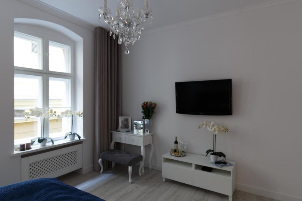 Televízia a/alebo spoločenská miestnosť v ubytovaní KDRO Apartment Rynek