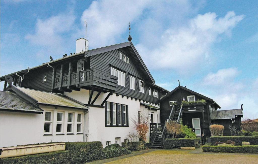 uma casa a preto e branco com uma varanda em 1 Bedroom Cozy Apartment In Hornbk em Hornbæk