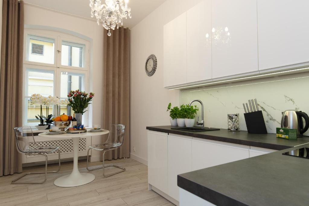 Kuchyňa alebo kuchynka v ubytovaní KDRO Apartment Rynek