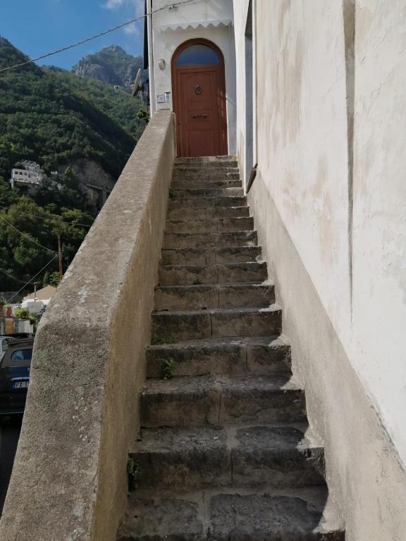 Nespecifikovaný výhled na hory nebo výhled na hory při pohledu z prázdninového domu