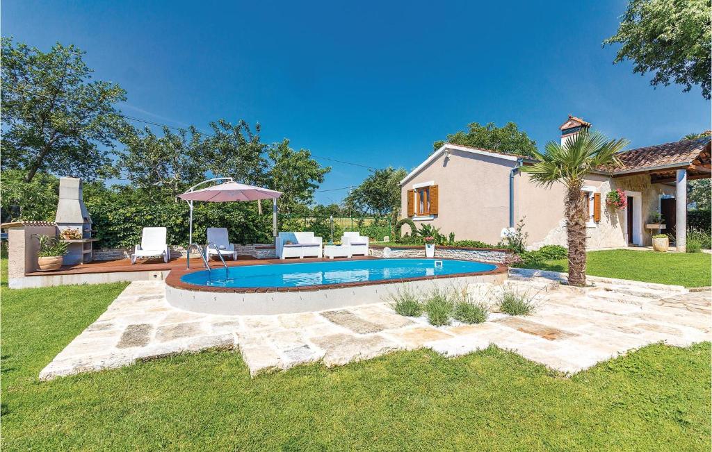 dom z basenem na podwórku w obiekcie Holiday Home Melnica Iii w mieście Barban