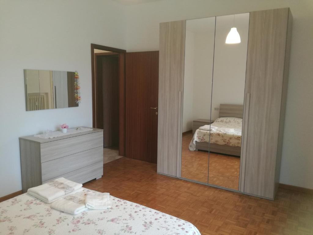 een slaapkamer met een spiegel, een bed en een wastafel bij LA SISTEMAZIONE BRILLANTINO SILVER in Rozzano