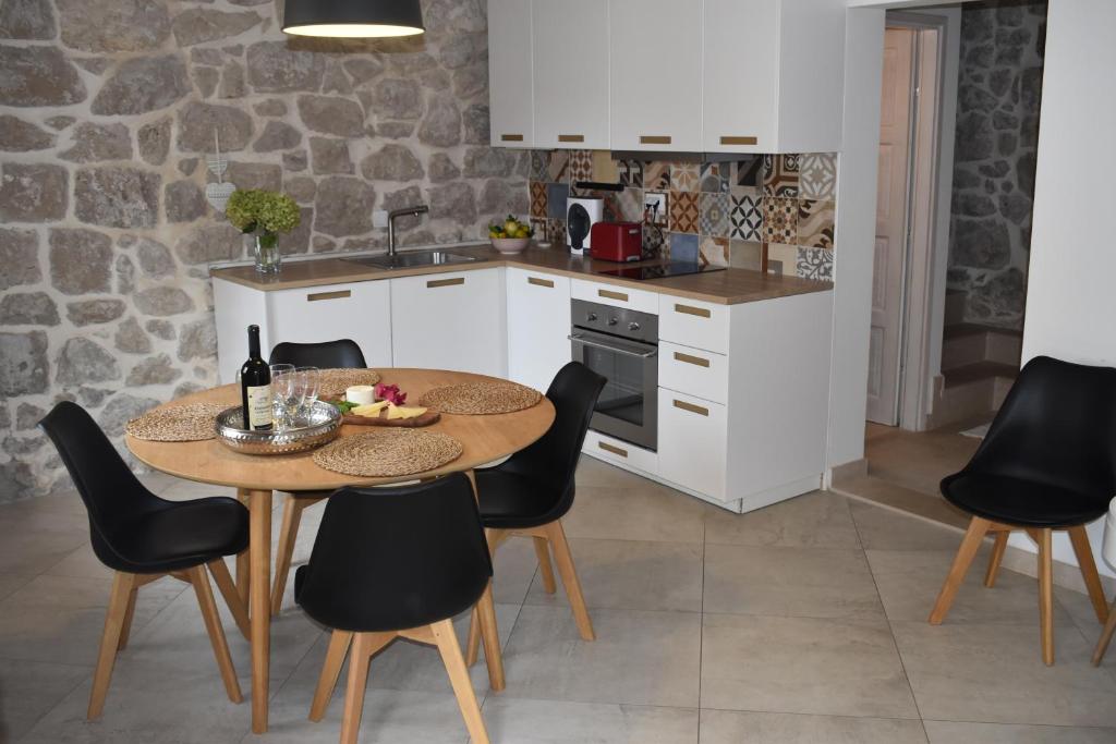 Kuchyňa alebo kuchynka v ubytovaní Charming Stone House in Cavtat Old Town