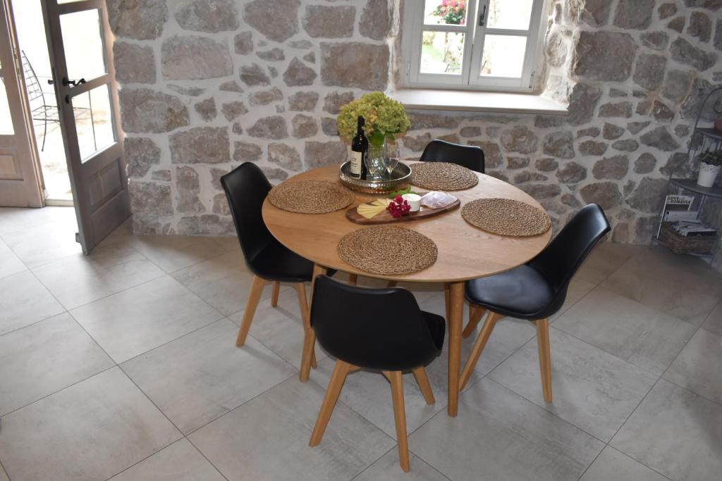 Posedenie v ubytovaní Charming Stone House in Cavtat Old Town