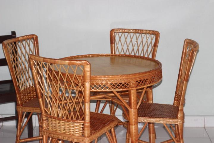 mesa de madera con 4 sillas y mesa de madera en Chales Marissol, en Ubatuba