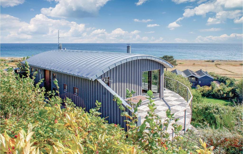 エーベルトフトにあるStunning Home In Ebeltoft With 4 Bedrooms, Sauna And Wifiの海辺青い建物