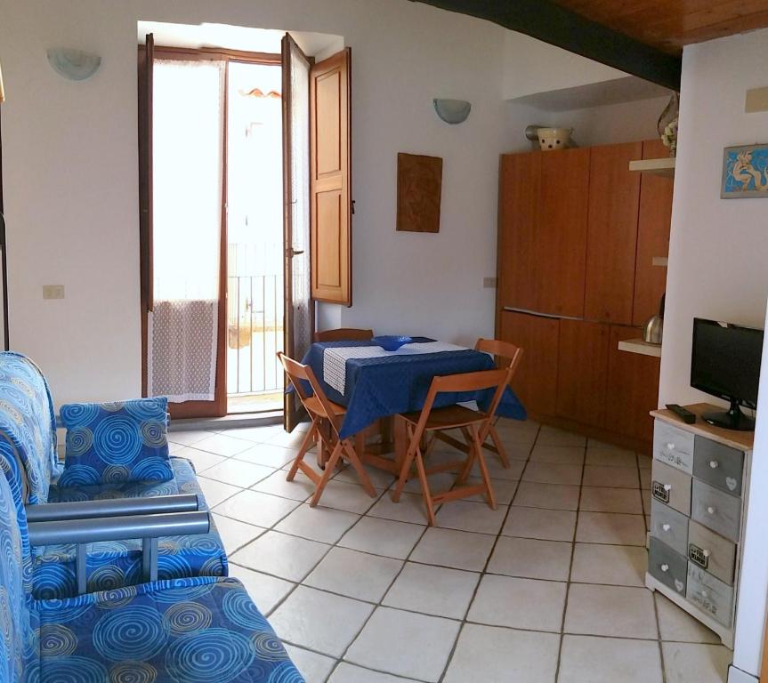 - un salon avec une table et un canapé dans l'établissement Casa Zu Peppino, à Lipari