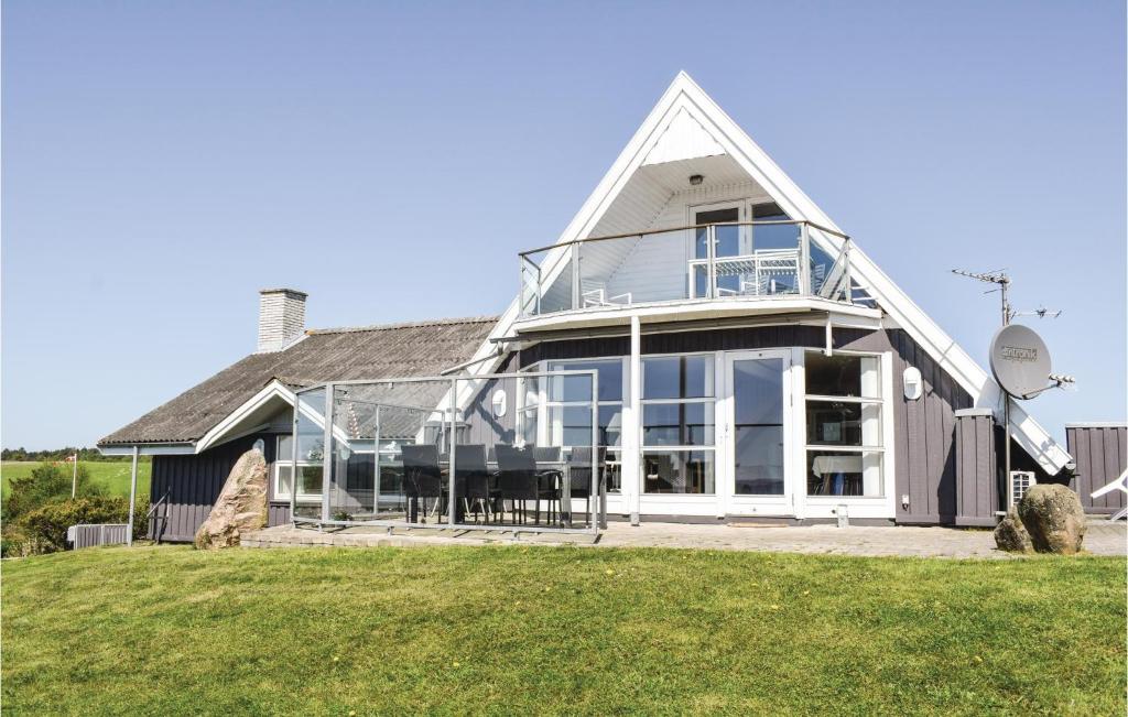 ein Haus mit einem Wintergarten an der Seite in der Unterkunft Holiday Home Ebeltoft V in Ebeltoft