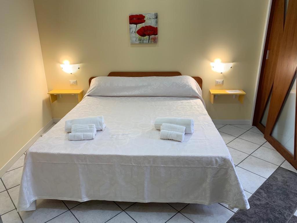 - une chambre avec un lit et 2 oreillers dans l'établissement Playa Apartment 230 - 230 bis, à Catane