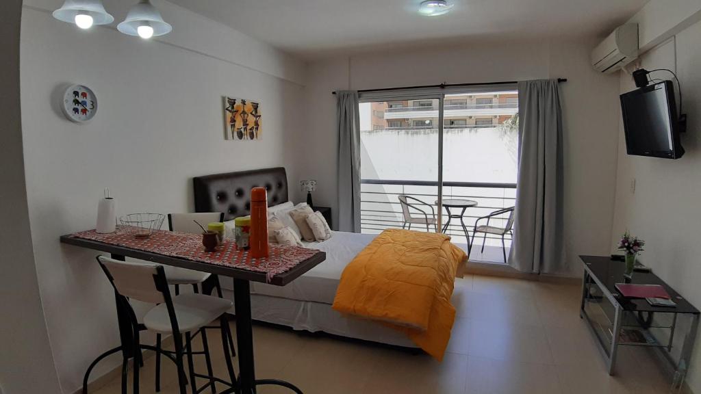 1 dormitorio con 1 cama y 1 mesa con sillas en Depto en excelente zona de Recoleta en Buenos Aires