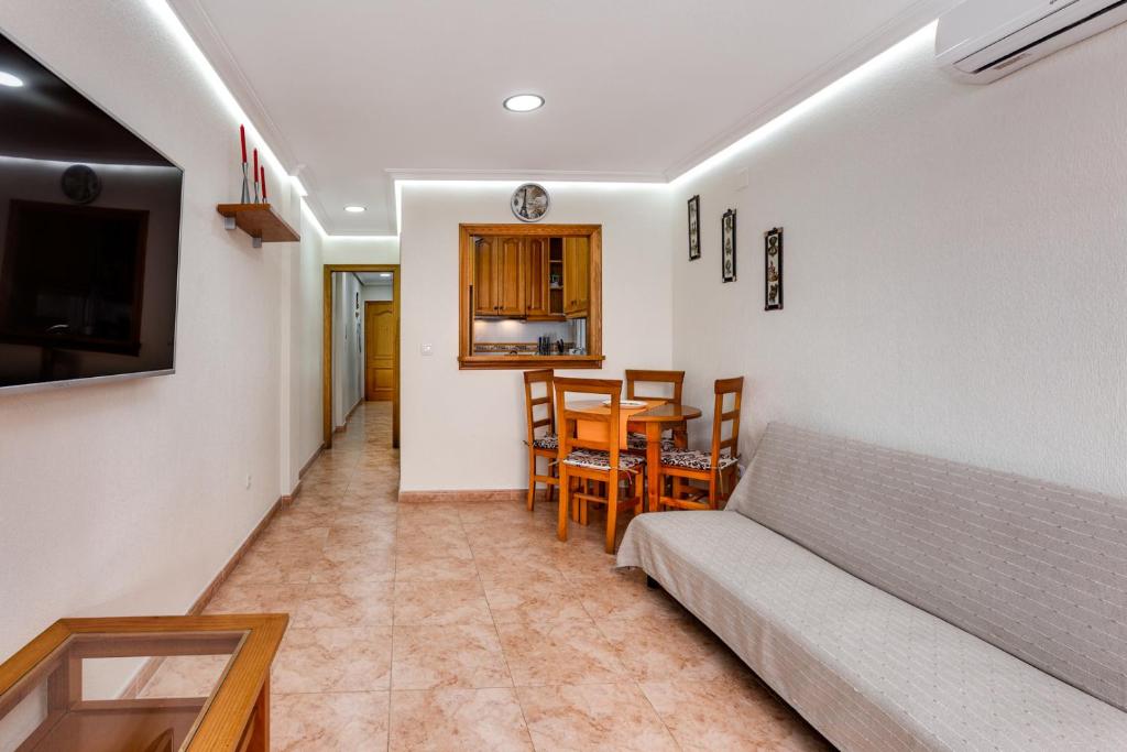 een woonkamer met een bank en een tafel bij Apartaments Amalia on the beach in Torrevieja