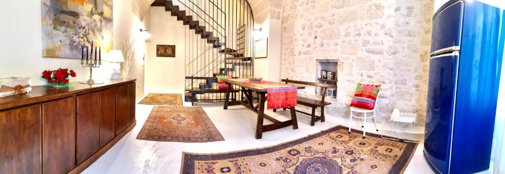 萊切的住宿－Dimora Vico dei Nohi，客厅配有桌子和一些地毯