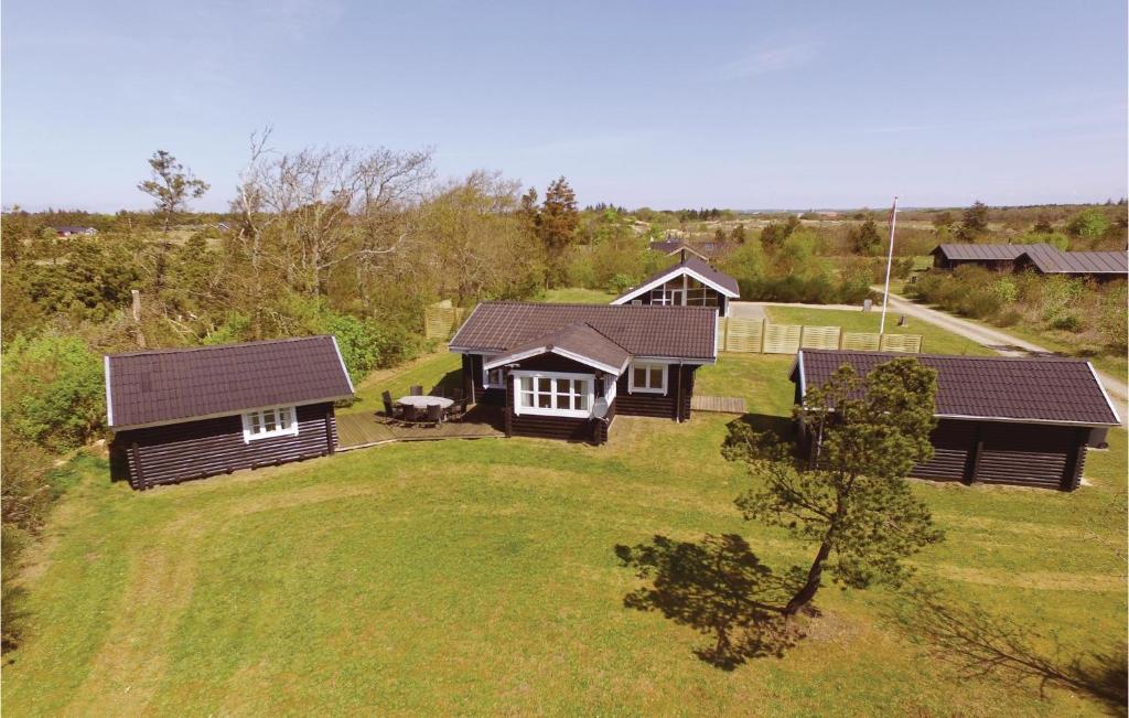 HalbyにあるPet Friendly Home In Skjern With House A Panoramic Viewの庭付きの家屋の空中風景