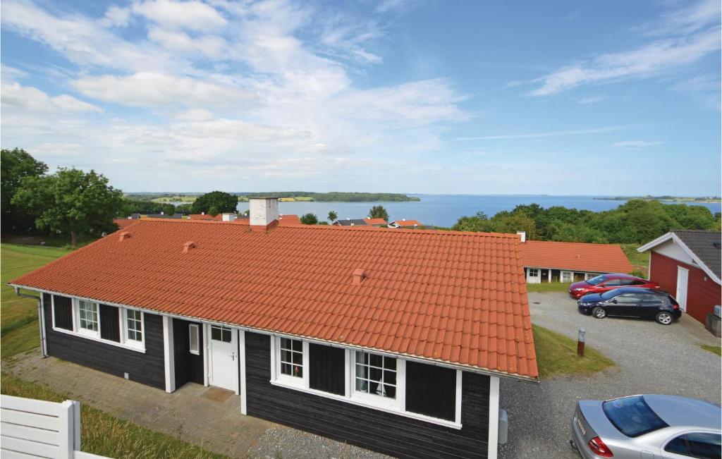 ein orangenes Dach auf einem Haus mit Parkplatz in der Unterkunft Golfparken in Danland Løjt