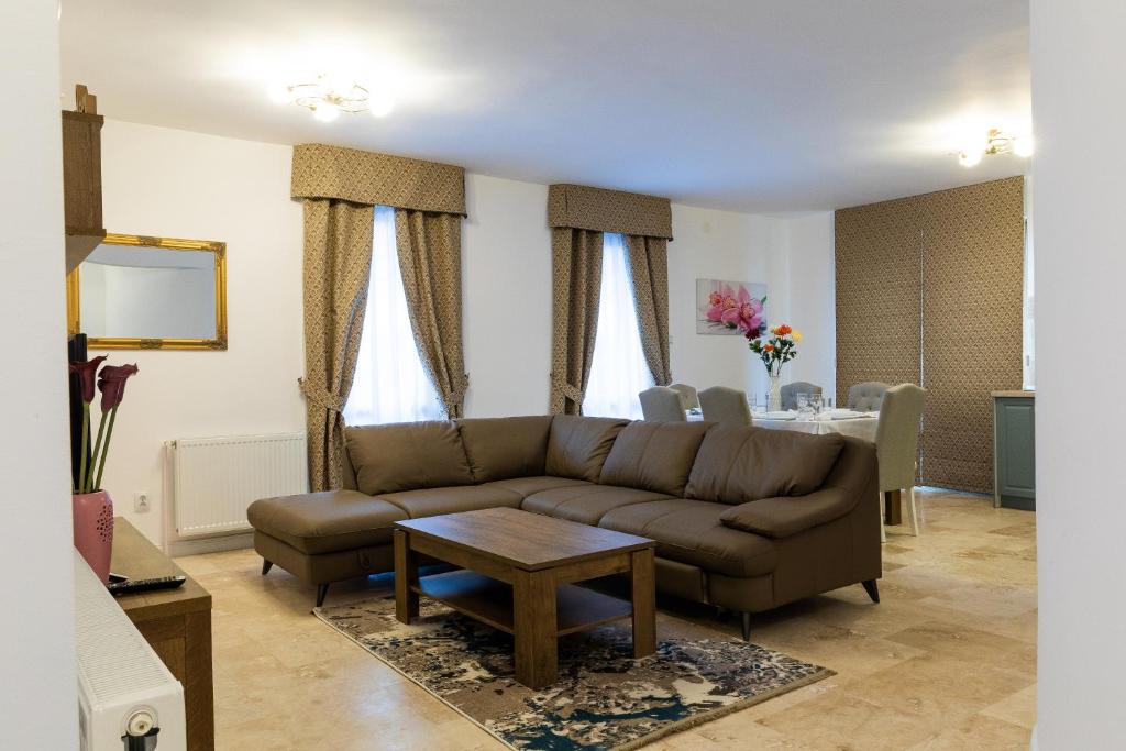 - un salon avec un canapé et une table dans l'établissement Montana Residence, à Poiana Brasov
