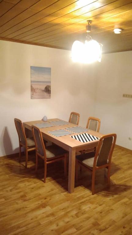 Fotografie z fotogalerie ubytování "Klein und Fein"-Monteurzimmer Pohlheim v destinaci Pohlheim