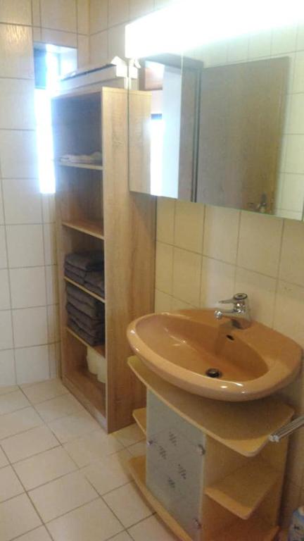 Koupelna v ubytování "Klein und Fein"-Monteurzimmer Pohlheim