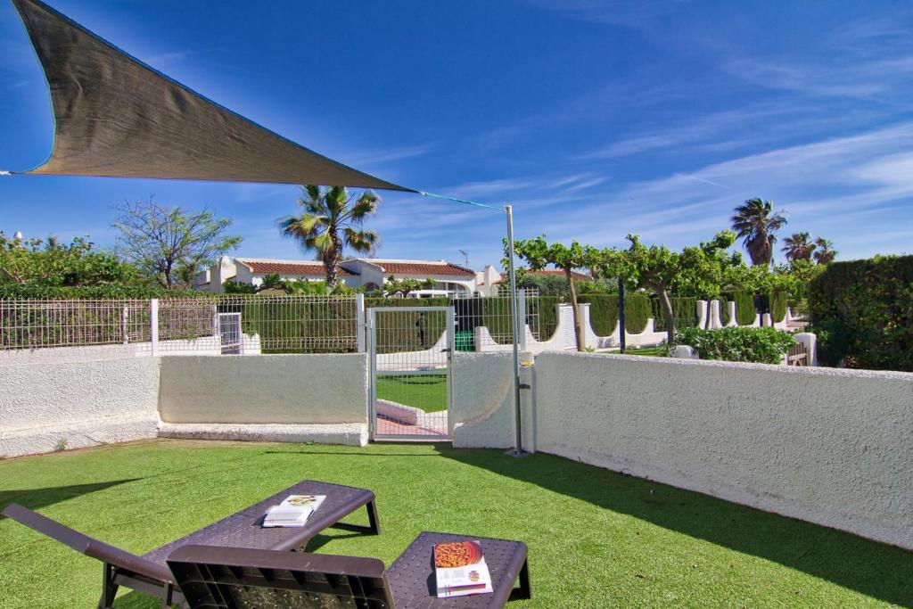 un patio trasero con una mesa de picnic y una valla en Casa Albina, en Riumar