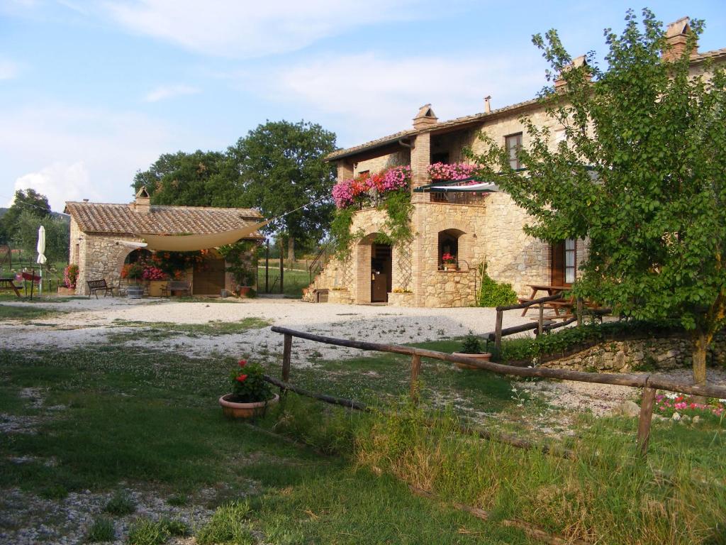 a stone house with flowers on the side of it at Agriturismo Podere dell' Olmo in Amelia