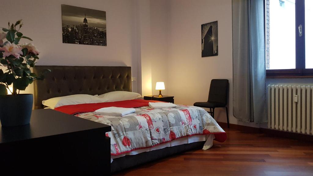1 dormitorio con cama, mesa y ventana en Nirvana House Pisa, en Pisa