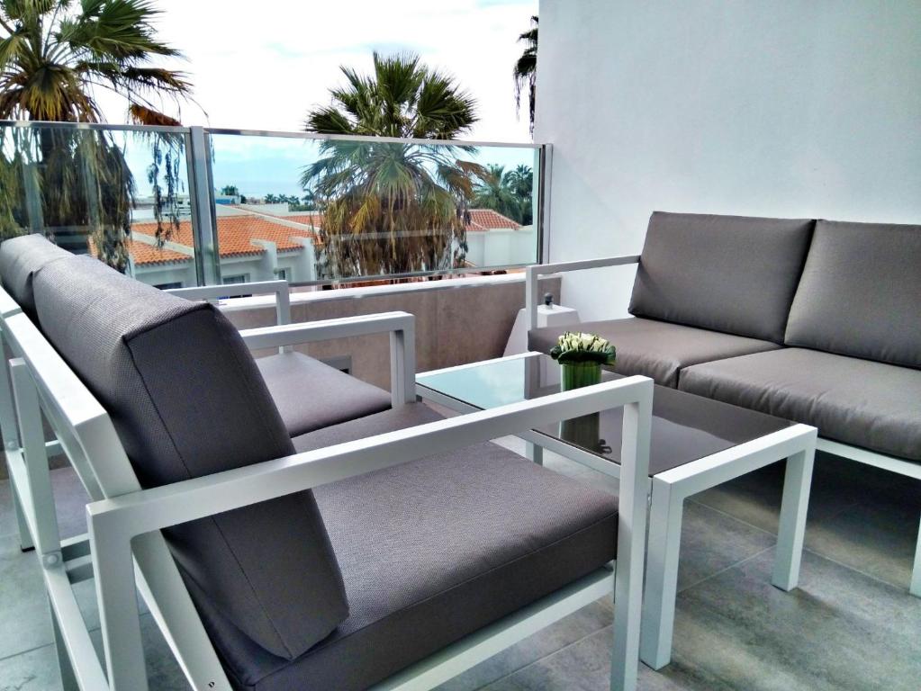 a living room with two chairs and a table at Luxury renevapartment island village in Adeje