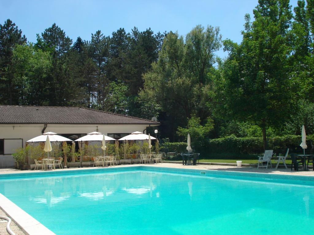 Bazén v ubytování Rio Verde camping villaggio nebo v jeho okolí