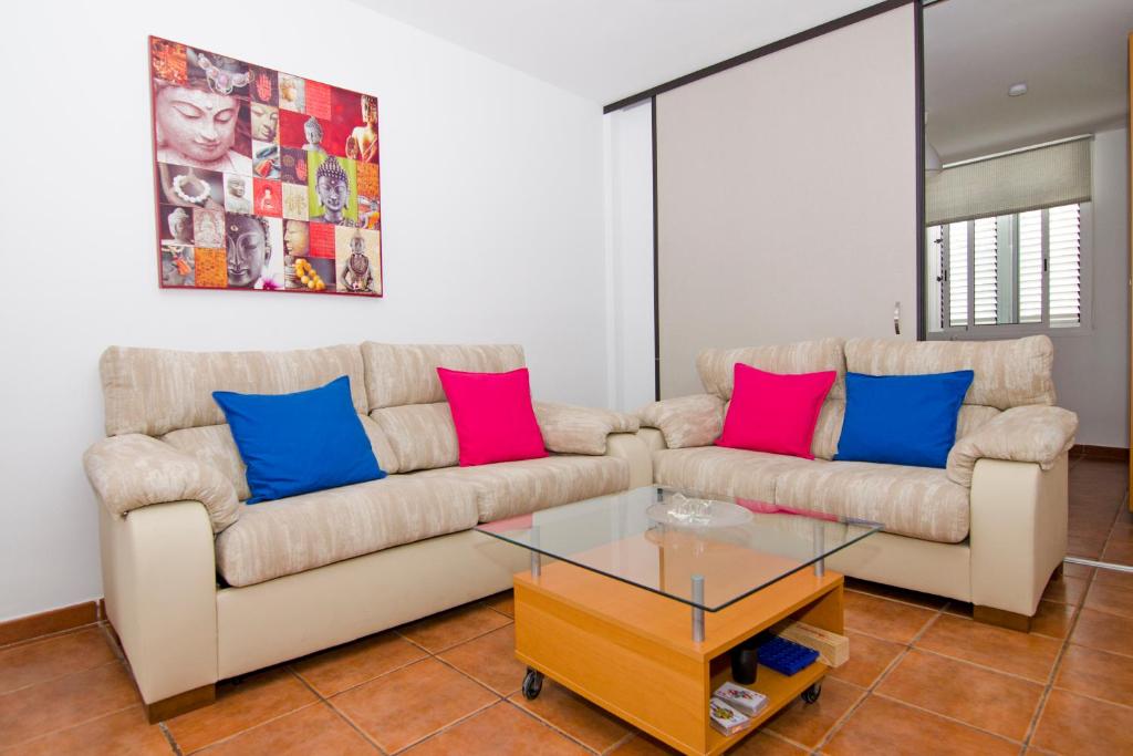 un soggiorno con divano e tavolo in vetro di Casa Piedra Picuda 1 a Mogán