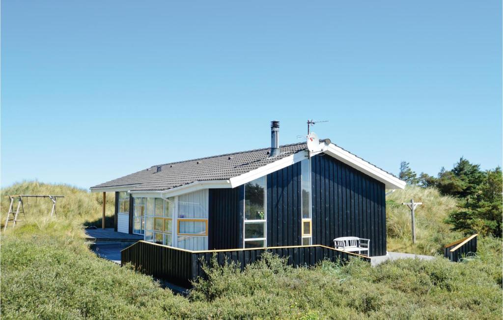 GrønhøjにあるNice Home In Lkken With 3 Bedrooms, Sauna And Wifiの丘の上の黒家