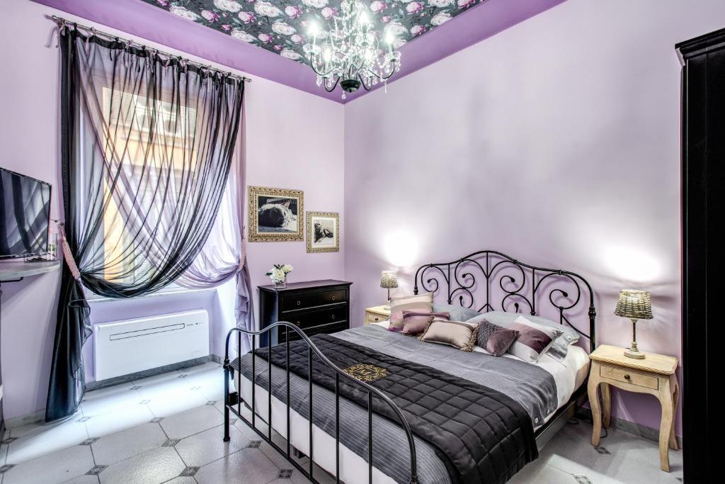 sypialnia z łóżkiem i fioletowym sufitem w obiekcie Ripetta Miracle Suite w Rzymie