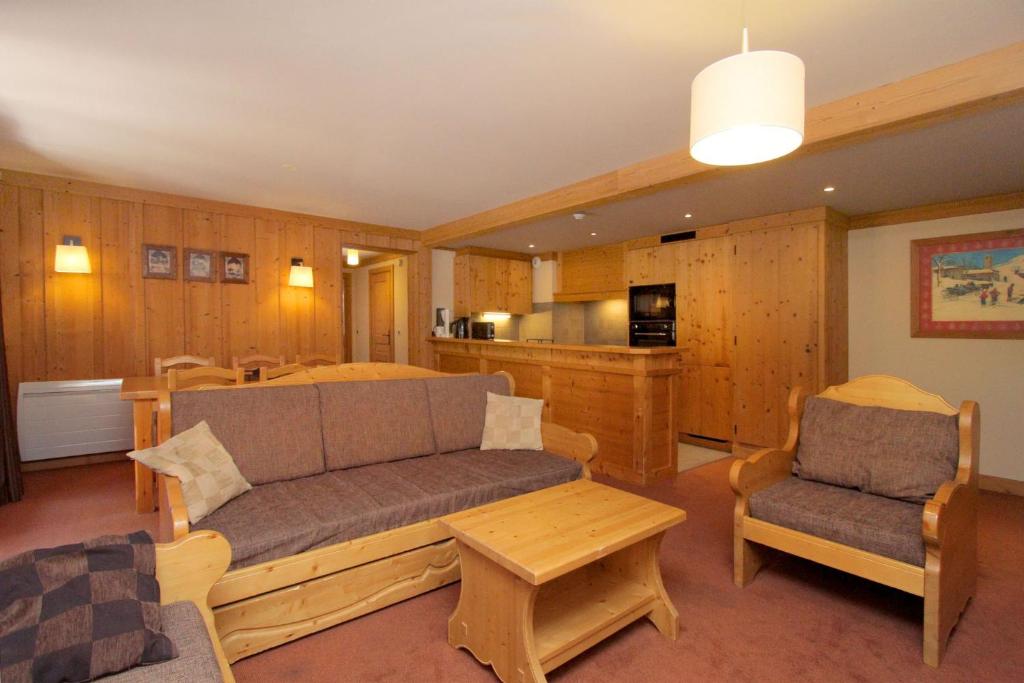 a living room with a couch and a table at Bel appartement 6 à 8 personnes au pied des pistes in Les Deux Alpes