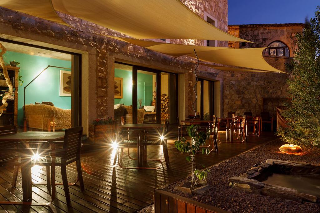 een huis met een terras met verlichting bij Eco Hotel Boutique & Spa Capitulo Trece - Adults Only in Maderuelo