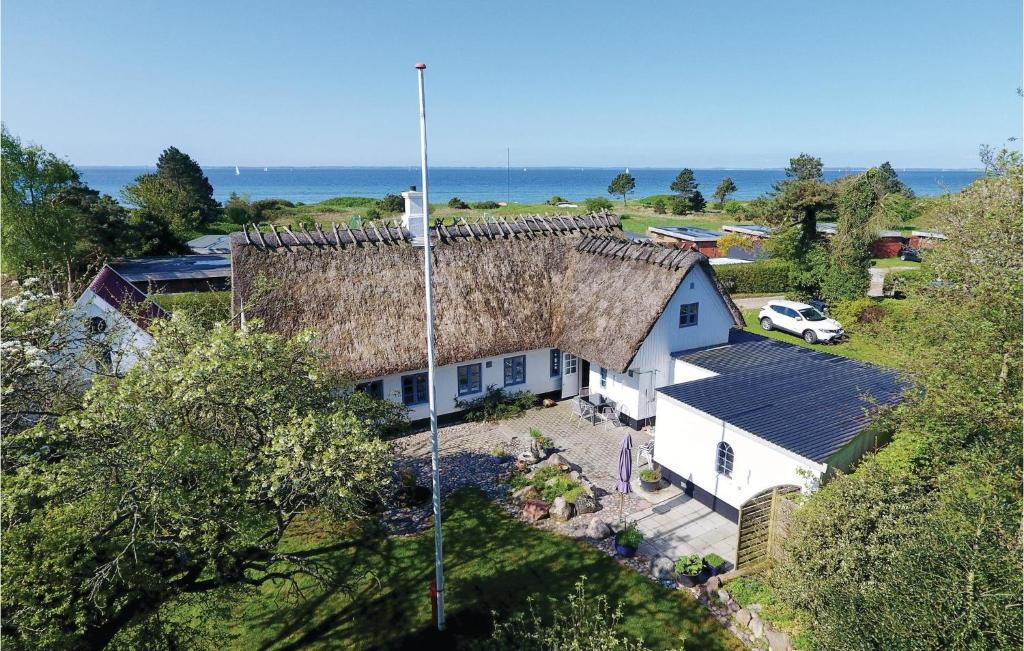 ØsterbyにあるLille Fladstenの屋根付白屋根の空中風景
