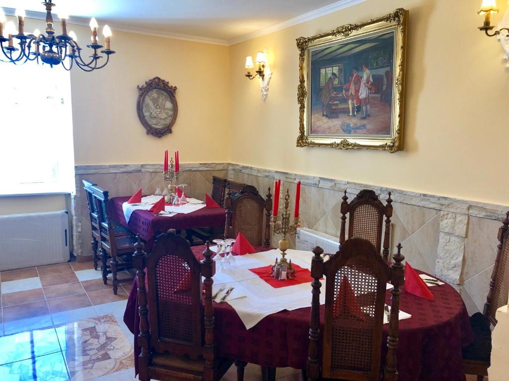 Ein Restaurant oder anderes Speiselokal in der Unterkunft Lambach Villa 